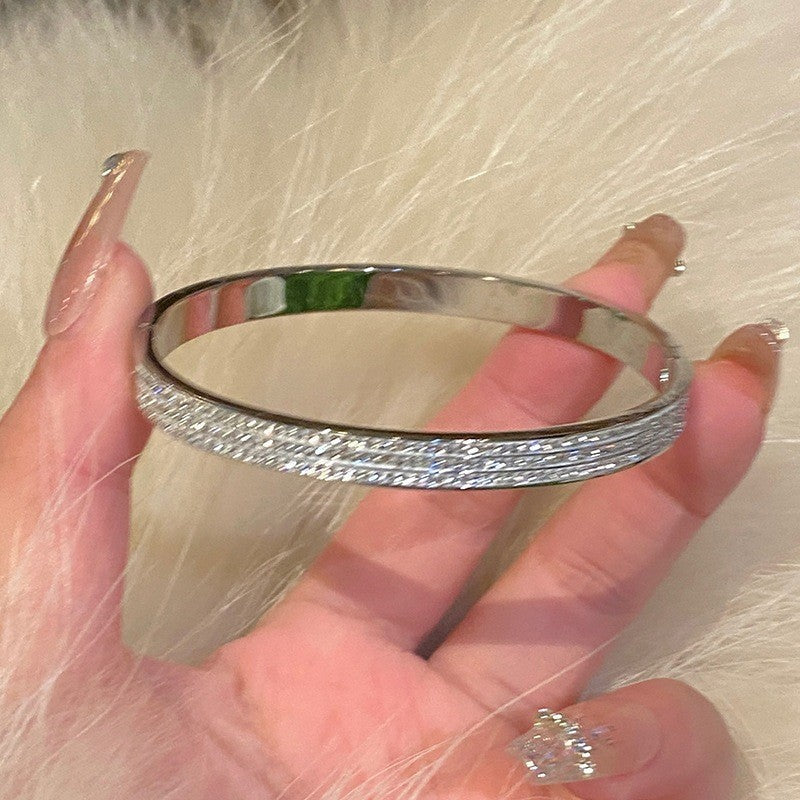 Damen Armreif mit funkelndem Zirkonia-Besatz und elegantem Design Shop Nory