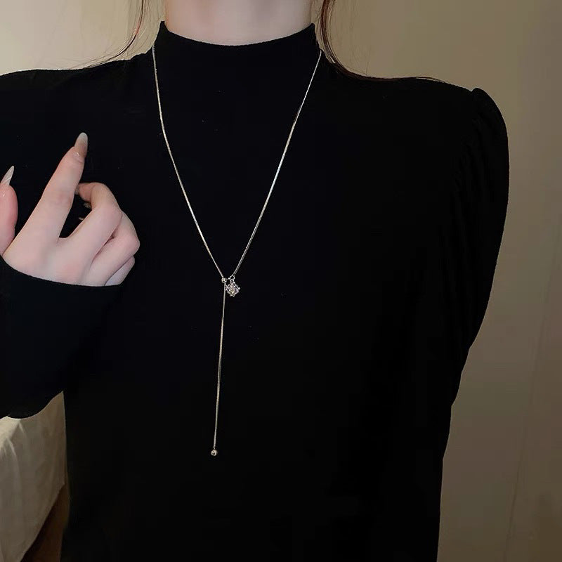 Damen Halskette mit schimmerndem Zirkonia-Anhänger und eleganten Details Shop Nory