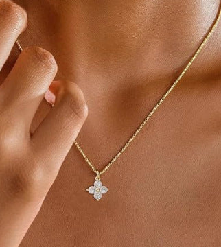 Damen Halskette mit funkelndem Blumenanhänger und hochwertigem Kettendesign Shop Nory