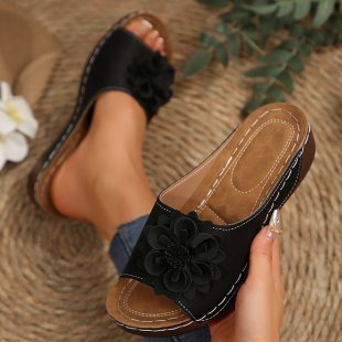 Damen Offene Zehen-Pantoletten mit Blumenapplikation, perforiertem Obermaterial und ergonomischer Keilsohle Shop Nory