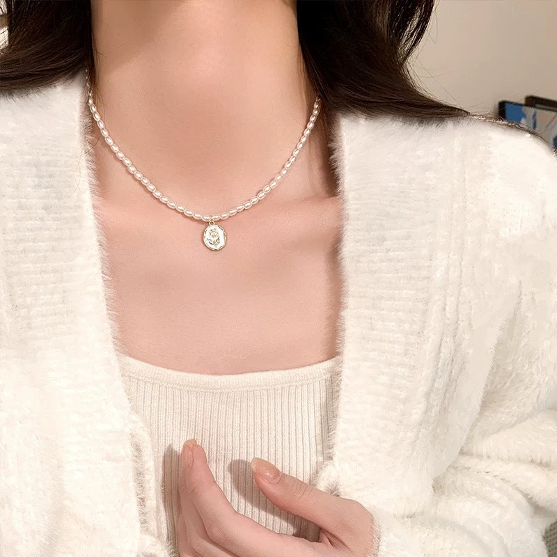 Damen Halskette mit perlenartigen Elementen und kunstvollem Anhänger Shop Nory