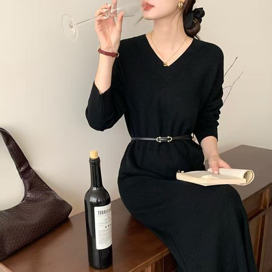 Damen Langes Feinstrick-Midikleid mit V‑Ausschnitt, Seitenschlitz und entspannter Silhouette Shop Nory