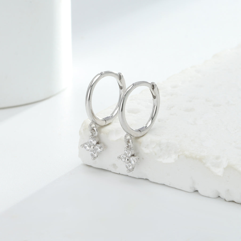 Damen Creolenohrringe mit blütenförmigen Anhängern und hochwertigem Zirkonbesatz Shop Nory