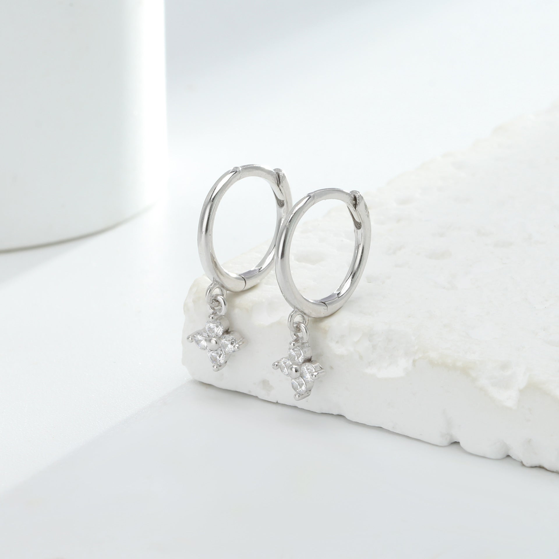 Damen Creolenohrringe mit blütenförmigen Anhängern und hochwertigem Zirkonbesatz Shop Nory