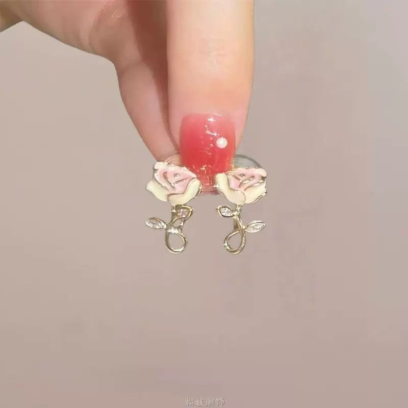 Damen Ohrstecker mit floralen Rosendesign und funkelnden Akzenten Shop Nory