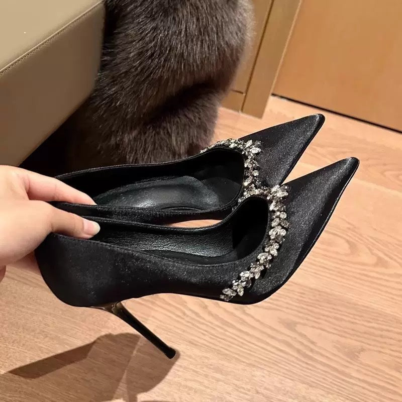 Damen Luxuriöse Lackpumps mit spitzem Zehenbereich und Strassbesatz Stiletto-Absatz Shop Nory
