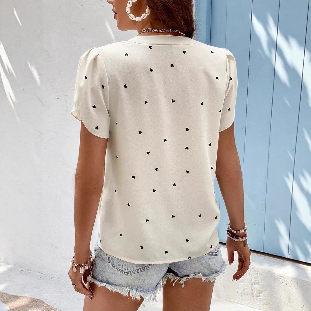 Damen Leichte Chiffonbluse mit V-Ausschnitt, Herzchenprint und gerafften Kurzärmeln Shop Nory