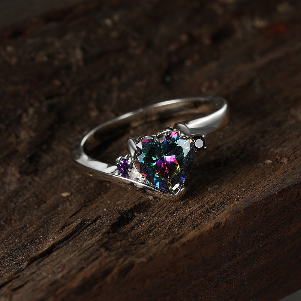 Damen Ring mit funkelndem Herzdesign und farbenfrohen Kristallen Shop Nory