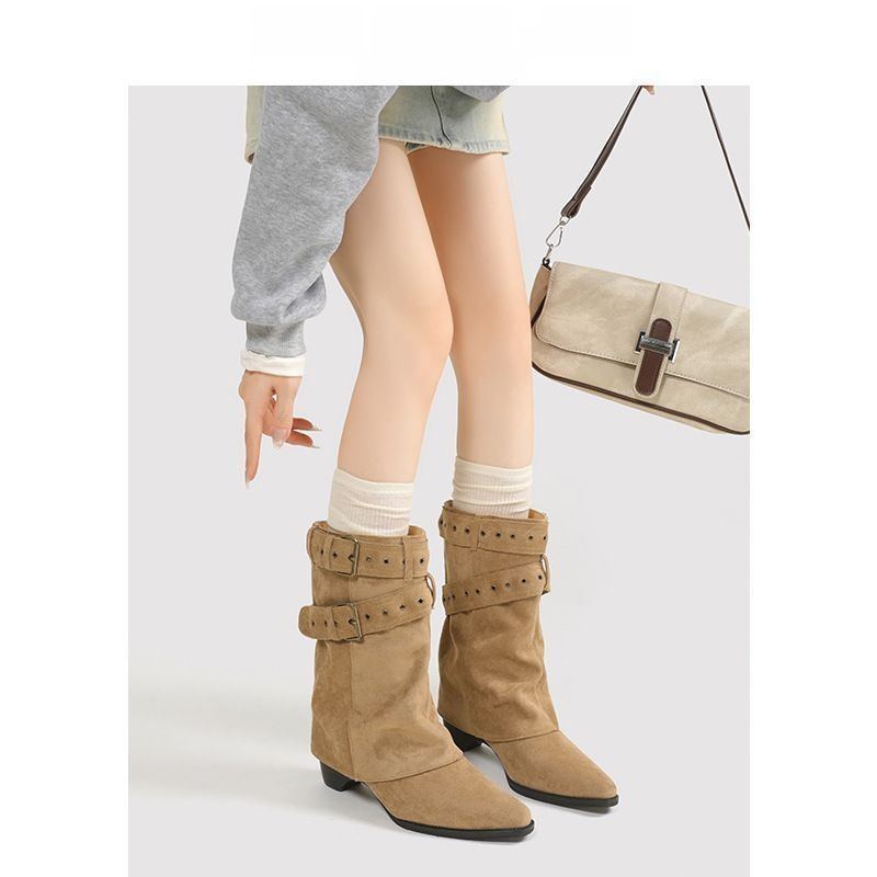 Damen Slouch-Stiefel mit spitzer Zehenpartie, Schnallenriemen und niedrigem Absatz Shop Nory