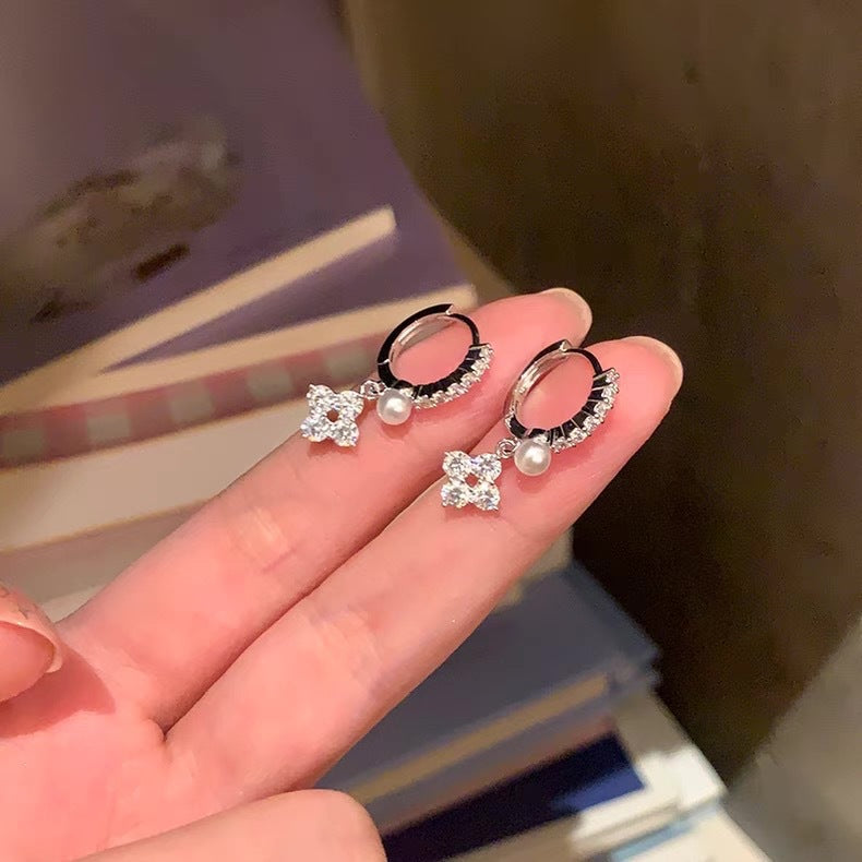 Damen Ohrstecker mit funkelndem Blumen-Design und Perle Shop Nory
