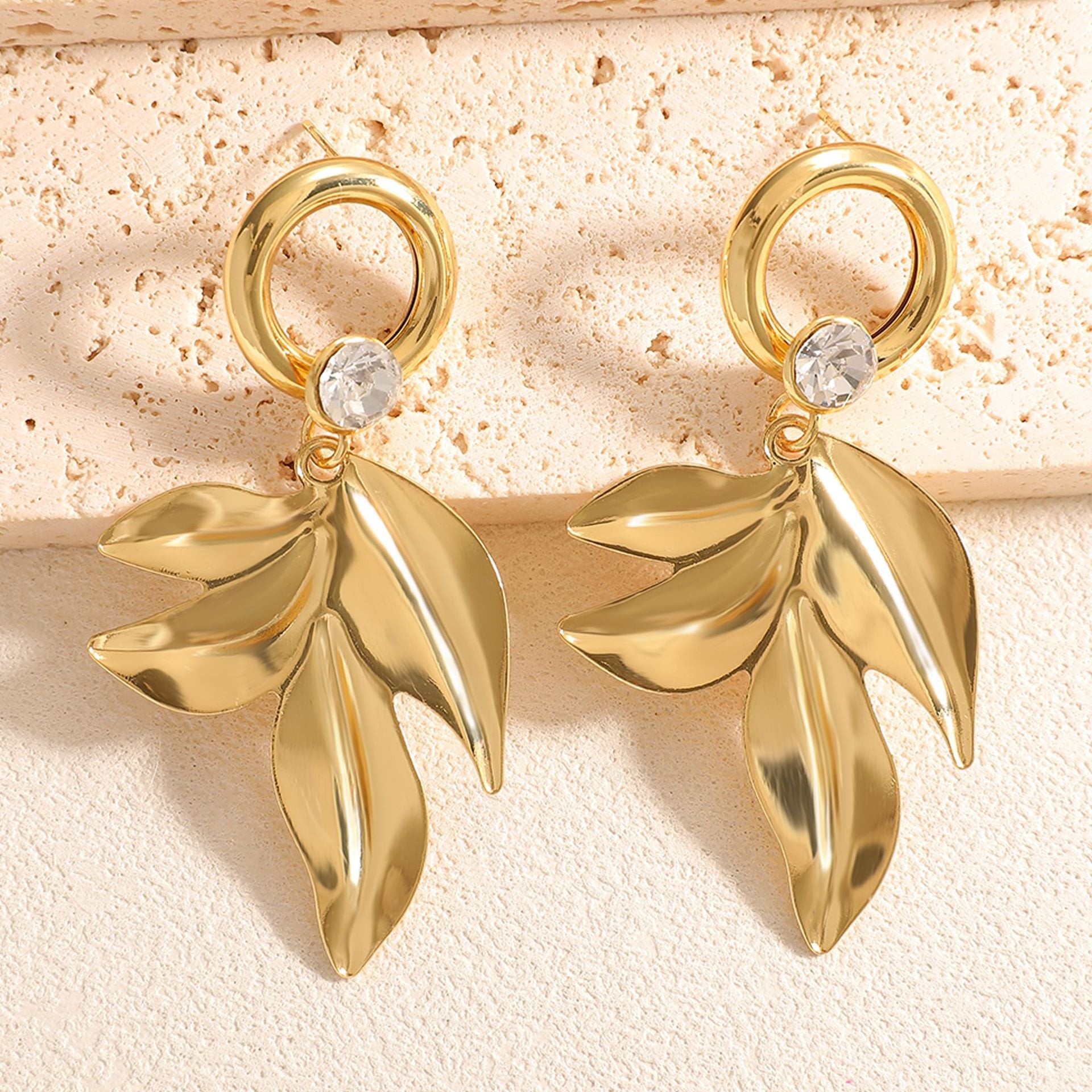 Damen Ohrringe mit kunstvollem Blattdesign Shop Nory