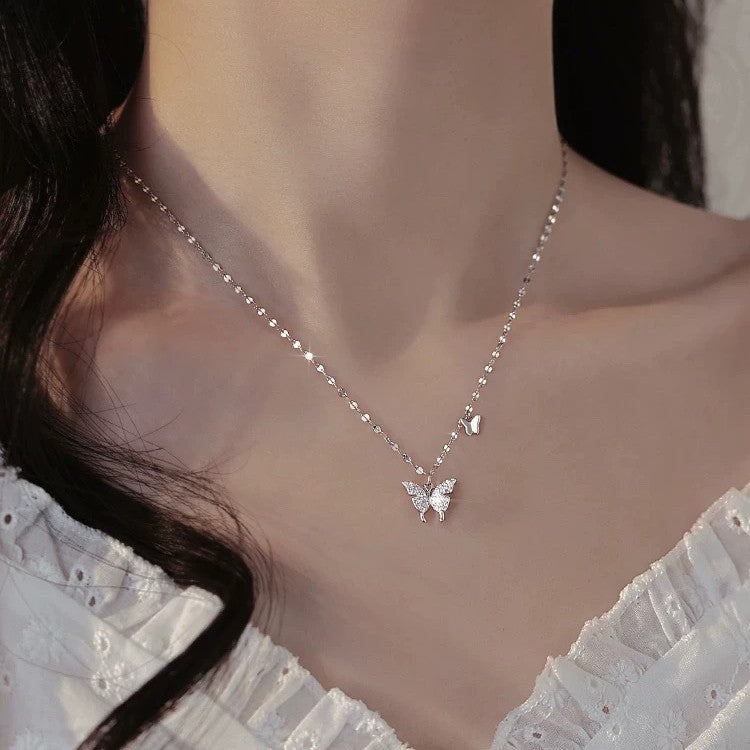 Damen Halskette mit funkelndem Schmetterlingsanhänger und zartem Design Shop Nory