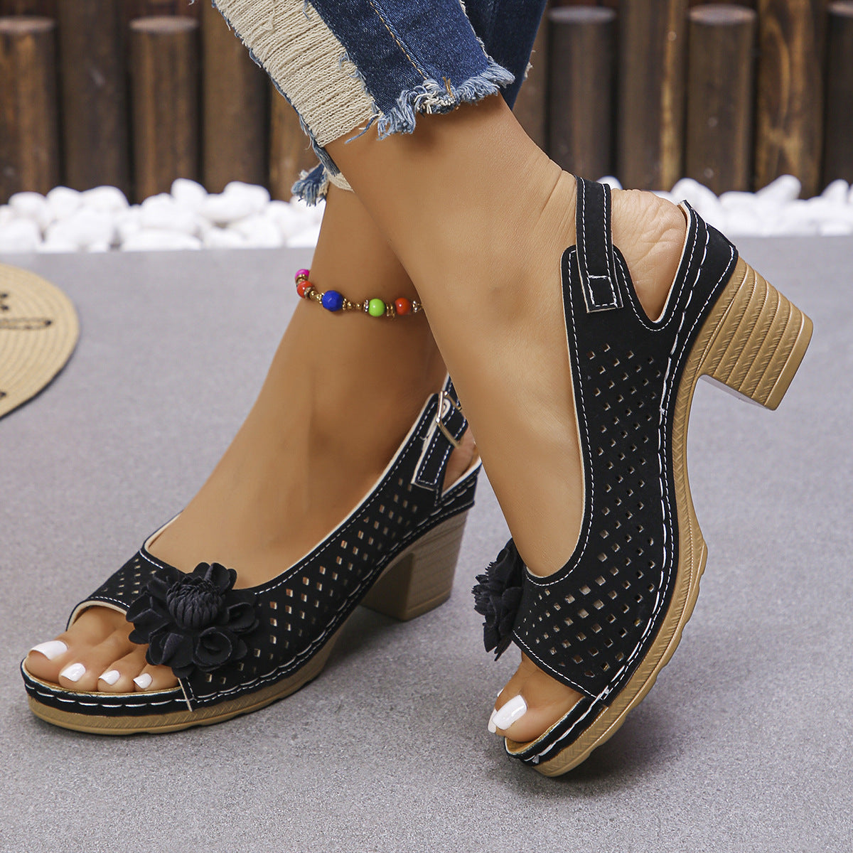 Damen Elegante und luftige Sandalen mit Blumenapplikationen