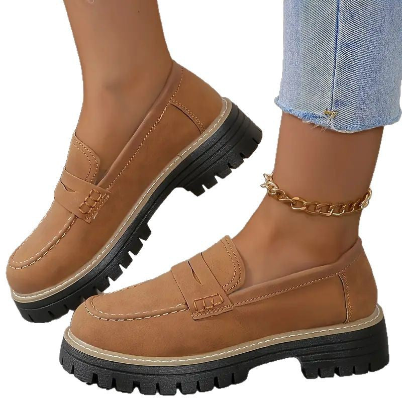 Damen robuster Plateau-Halbschuh im Loafer-Stil mit profilierter Gummisohle und dekorativem Steg Shop Nory