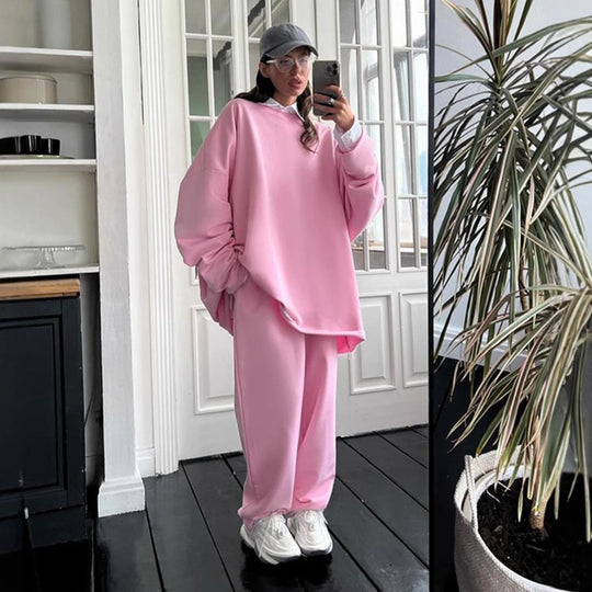 Damen oversized Lounge-Set mit ausgefranstem Saum, extra langem Sweatpullover und weiter hochgeschnittener Jogginghose Shop Nory