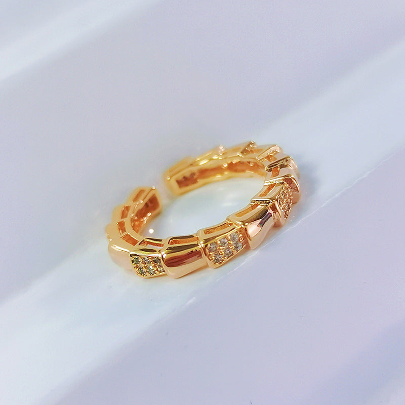 Damen Ring im künstlerischen Design mit funkelnden Akzenten Shop Nory