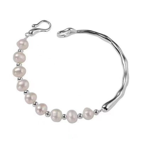 Damen Armband mit elegantem Perlendesign und künstlerischen Silberakzenten Shop Nory