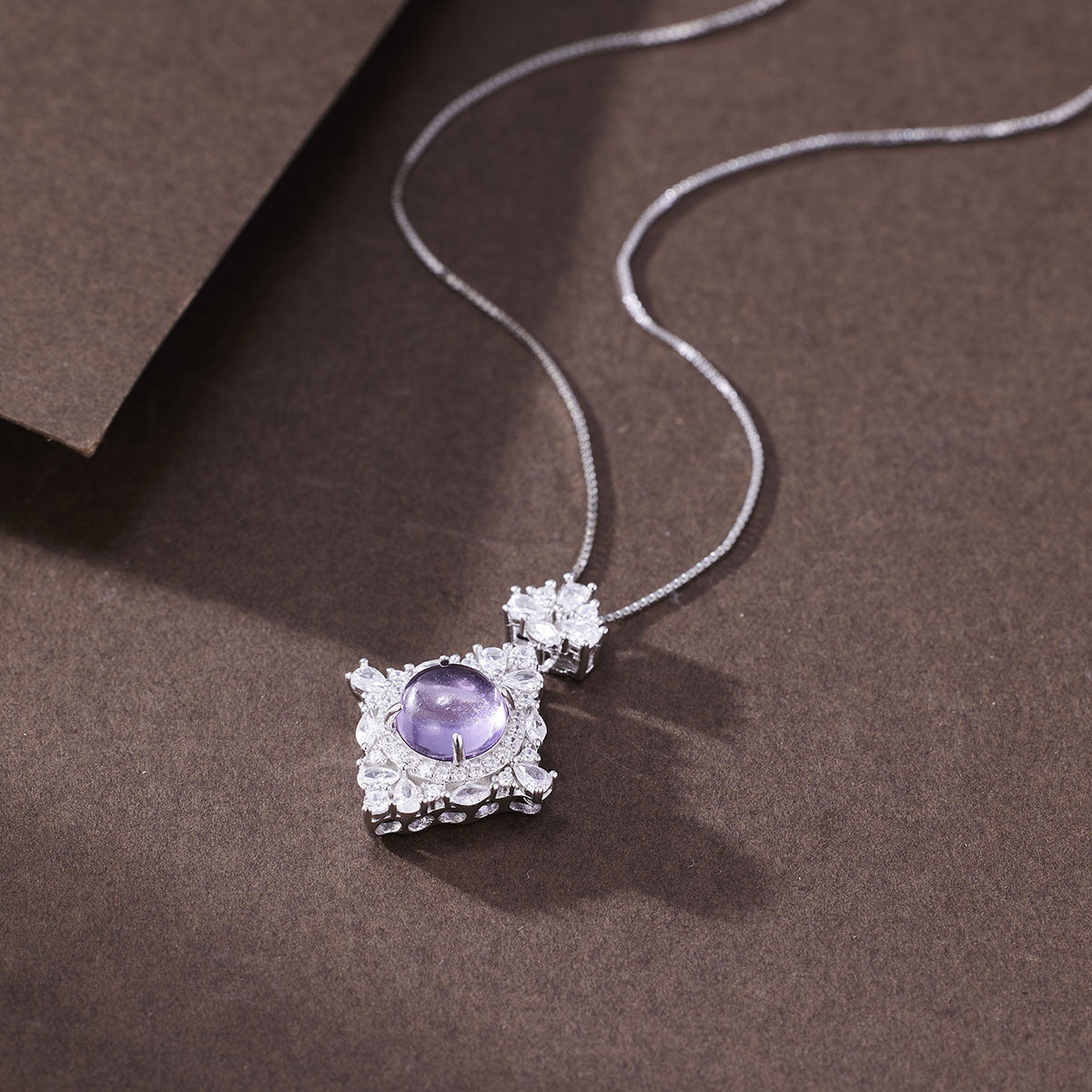 Damen elegante Halskette mit funkelndem Anhänger und hochwertigem Edelstein Shop Nory
