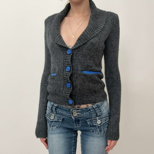 Damen nan kurze Strickjacke mit Schalkragen, Zierknopfleiste und kontrastierenden Taschenpaspeln Shop Nory