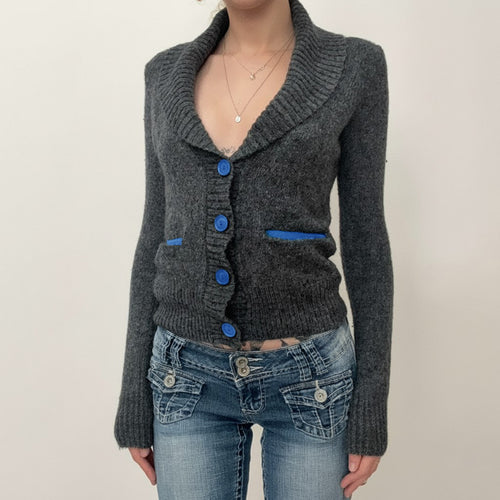 Damen nan kurze Strickjacke mit Schalkragen, Zierknopfleiste und kontrastierenden Taschenpaspeln Shop Nory
