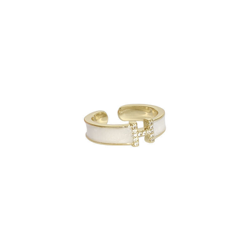 Damen Ring mit funkelndem H-Anhänger und elegantem Design Shop Nory