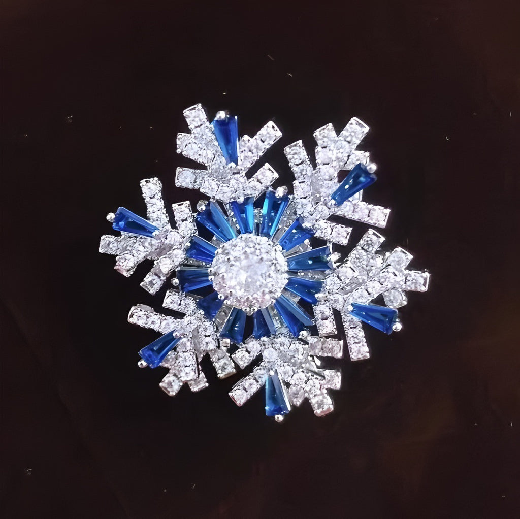 Elegante Kristallbrosche Im Schneeflocken-Design mit Tropfenförmigen Ziersteinen