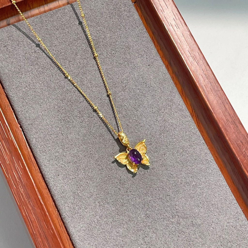 Damen Halskette mit filigranem Schmetterlingsanhänger und lila Halbedelstein Shop Nory
