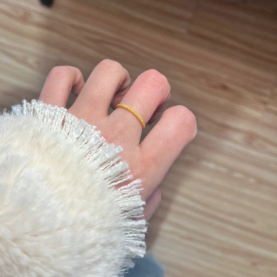 Damen Ring mit funkelndem goldenen Finish und elegantem Design Shop Nory