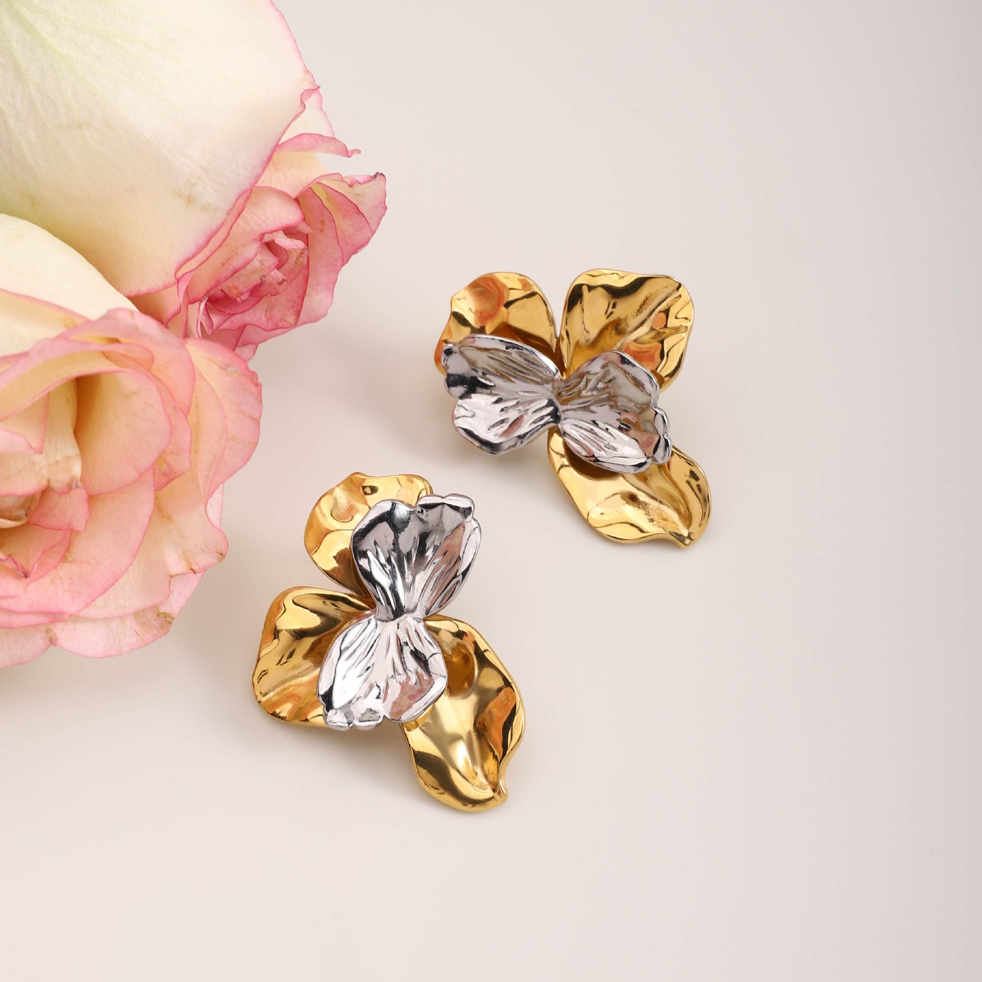 Damen Ohrclip im floralen Design aus hypoallergenem Edelstahl Shop Nory
