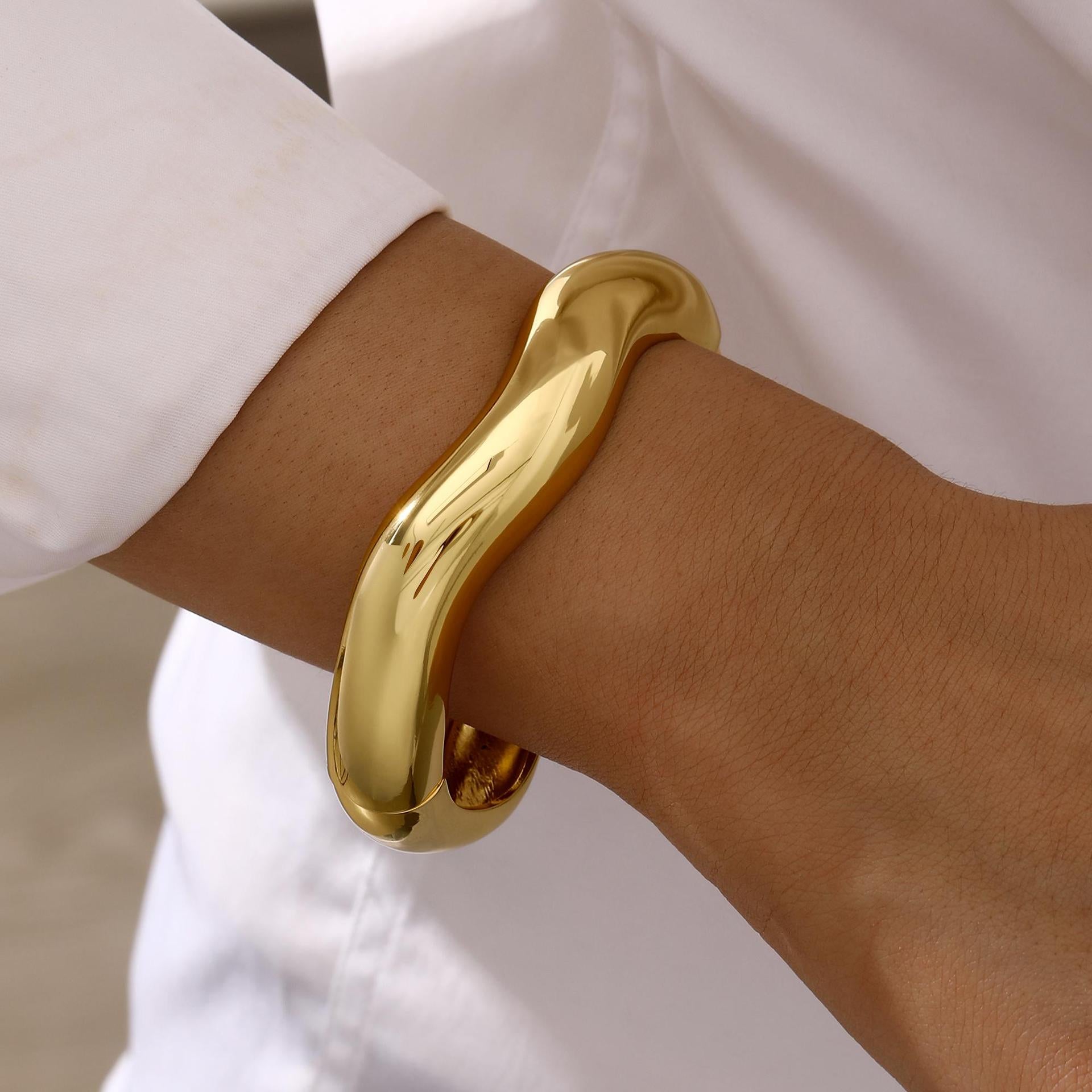 Damenarmband mit elegantem Wellenmuster Shop Nory