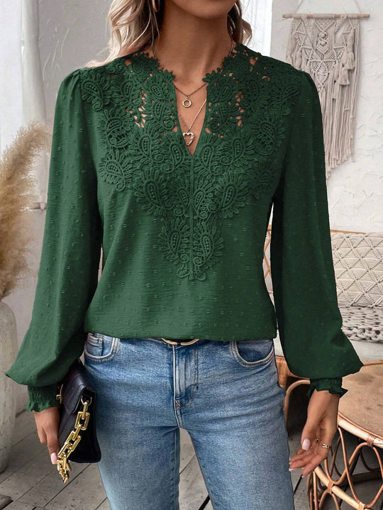 Damen Spitzenbluse mit V-Ausschnitt, Schweizer Punktstruktur und gerafften Manschetten Shop Nory