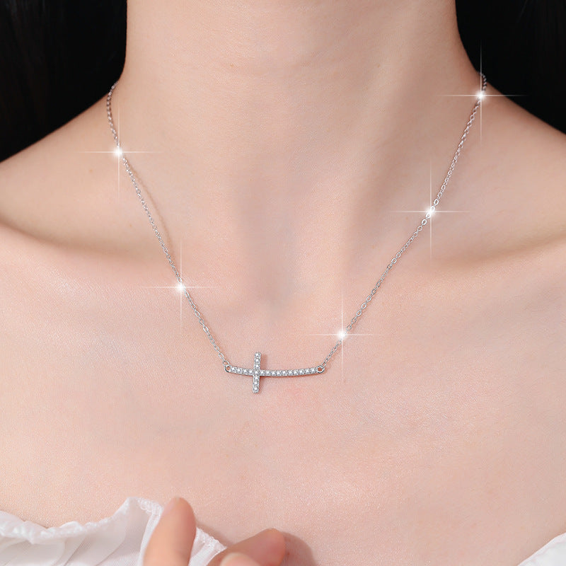 Damen Halskette mit funkelndem Kreuz-Anhänger und feiner Gliederkette Shop Nory