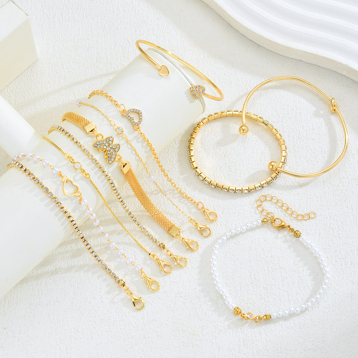 Damen Armband-Set mit funkelnden Kristallen und reizvollen Herzanhängern Shop Nory