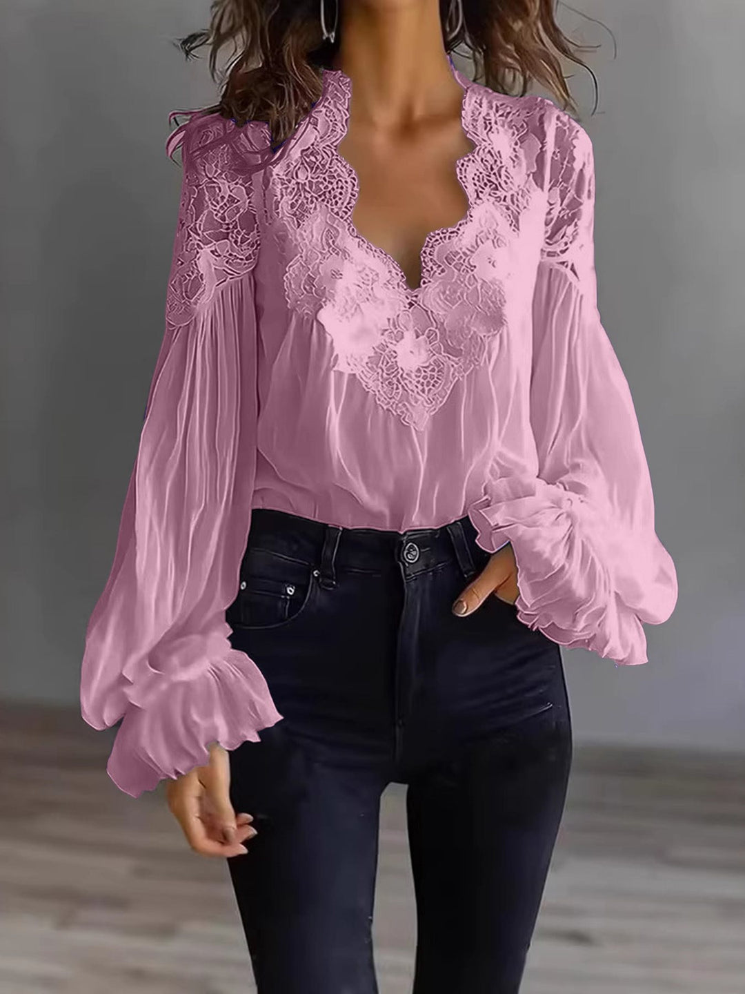Damen Chiffon-Bluse mit Spitzen-V-Ausschnitt und weiten Plissee-Ärmeln Shop Nory