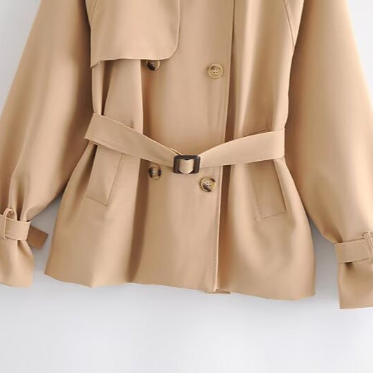 Damen Kurzer taillierter Trenchcoat mit Bindegürtel, asymmetrischer Sturmklappe und Manschettenriemen Shop Nory