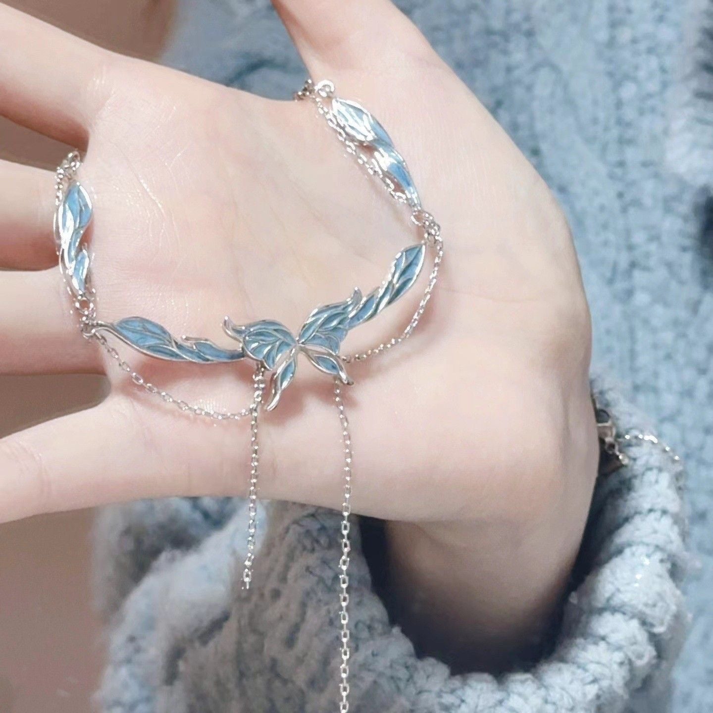 Damen Armband mit kunstvollem Blattdesign und zarten Kettendetails Shop Nory