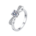 Damen Verlobungsring mit glänzendem Hauptstein und eleganter Zirkonia-Verzierung Shop Nory
