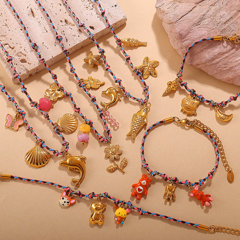 Verstellbare Kordel-Halskette mit Naturstein-Charms und Filigranen Blumenanhängern