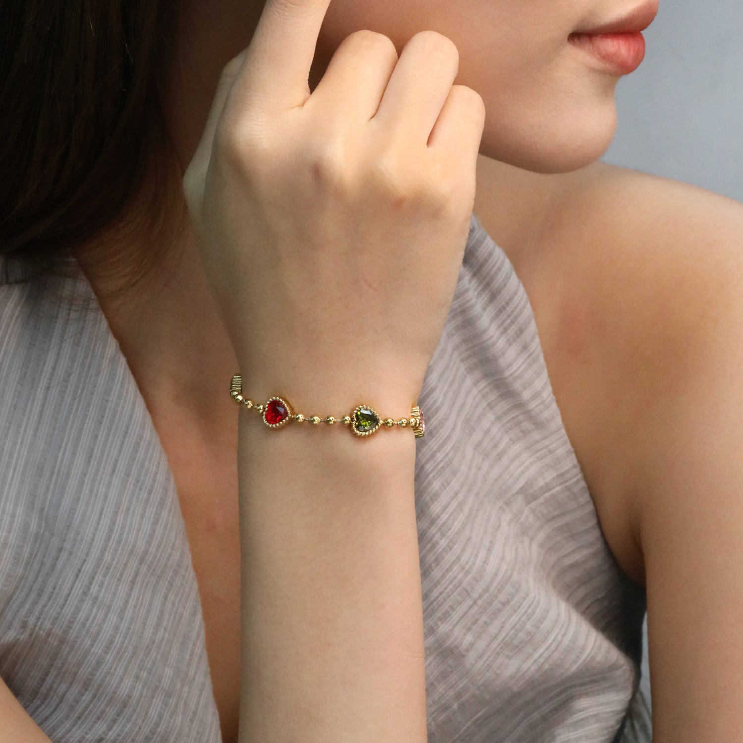 Damen Armband mit herzförmigen Edelsteinen und zarter Goldkette Shop Nory