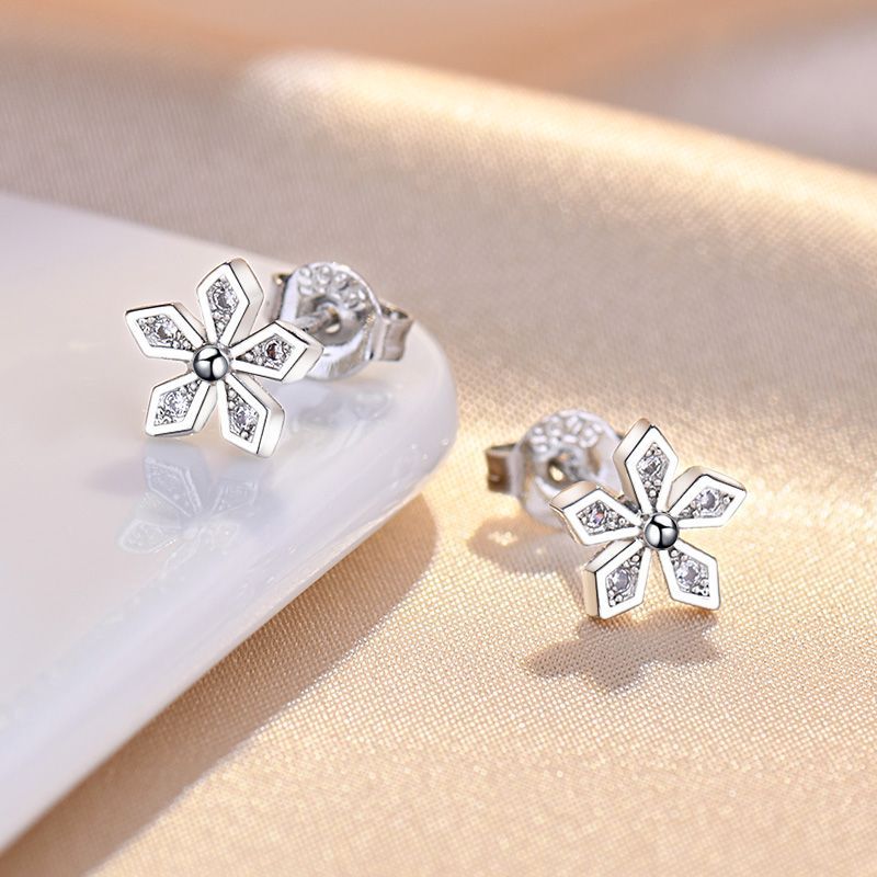 Damen Ohrstecker mit floralen Akzenten und funkelnden Zirkonia Shop Nory