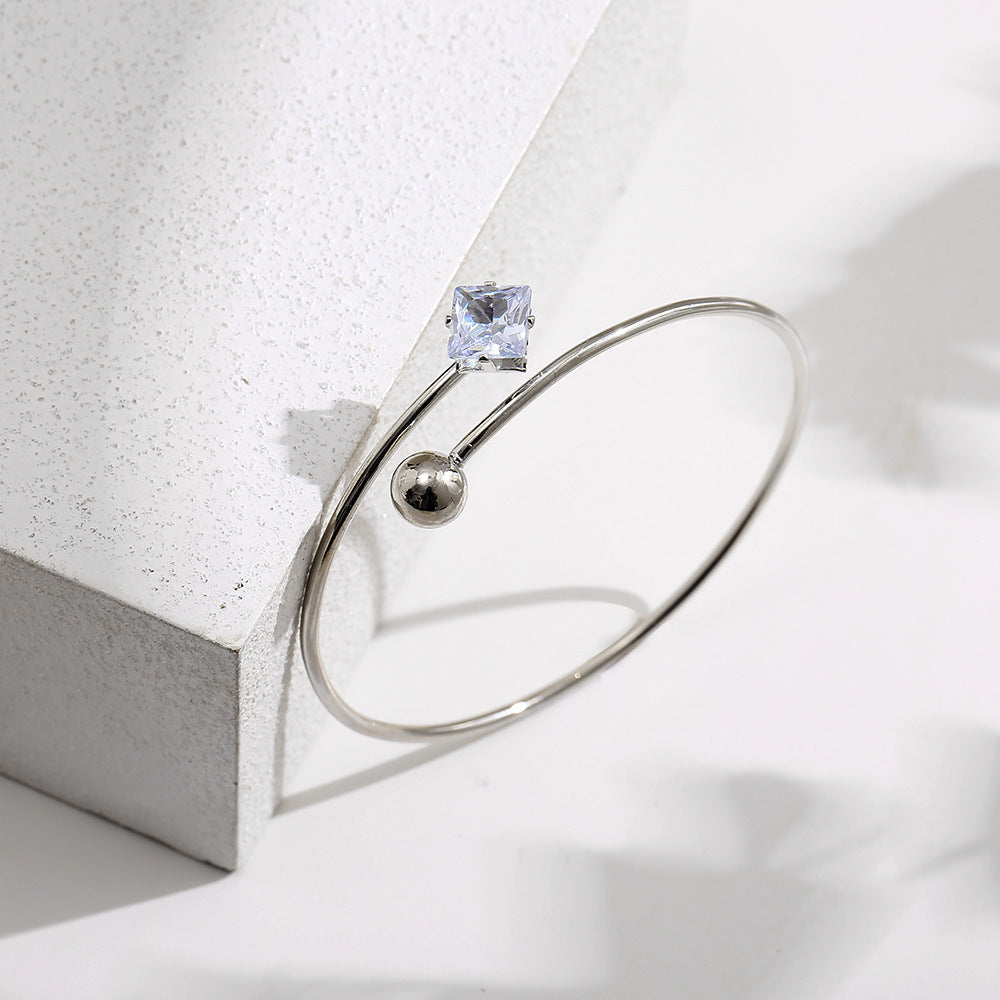 Damenarmband mit quadratischem Zirkonia-Anhänger und modernem Design Shop Nory