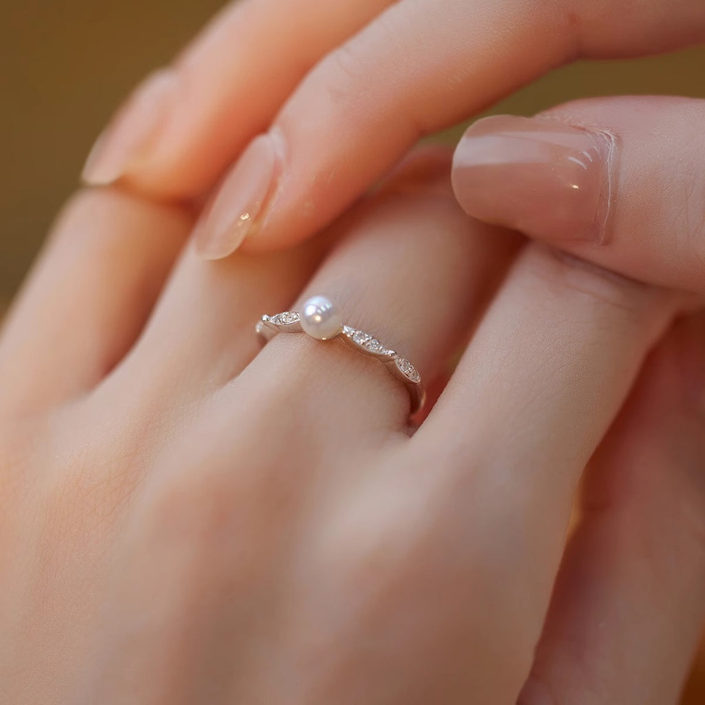 Damenring mit eleganter Perle und glitzernden Zirkonia Shop Nory