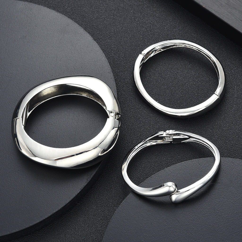 Damen Armreifen-Kollektion mit geschwungenem Design und polierter Oberfläche Shop Nory