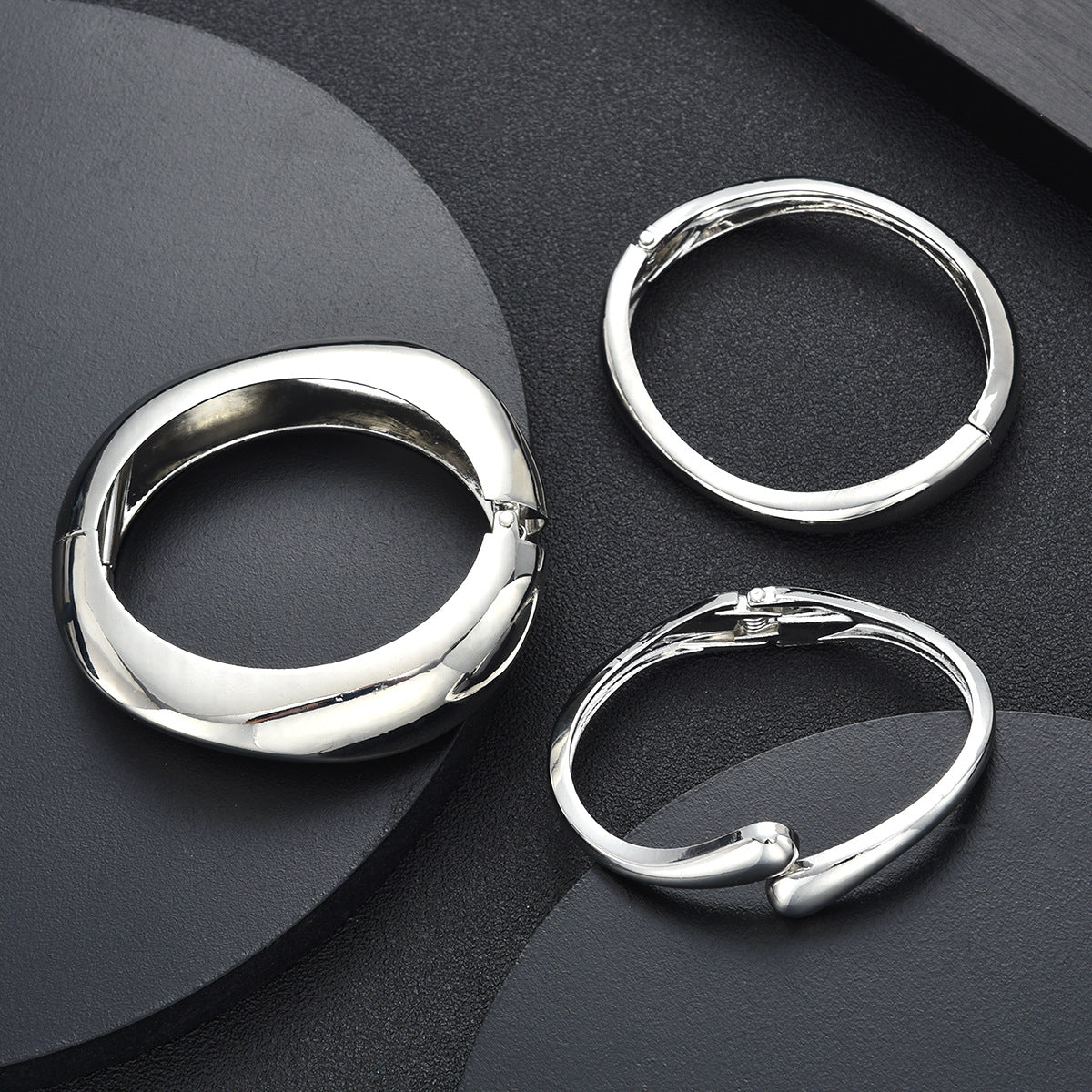 Damen Armreifen-Kollektion mit geschwungenem Design und polierter Oberfläche Shop Nory