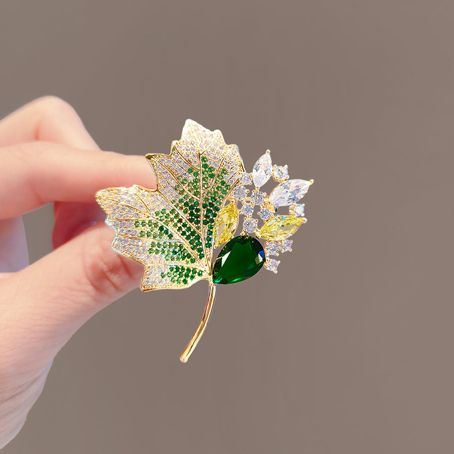 Filigrane Emaillierte Ahornblatt-Brosche mit Zirkonia