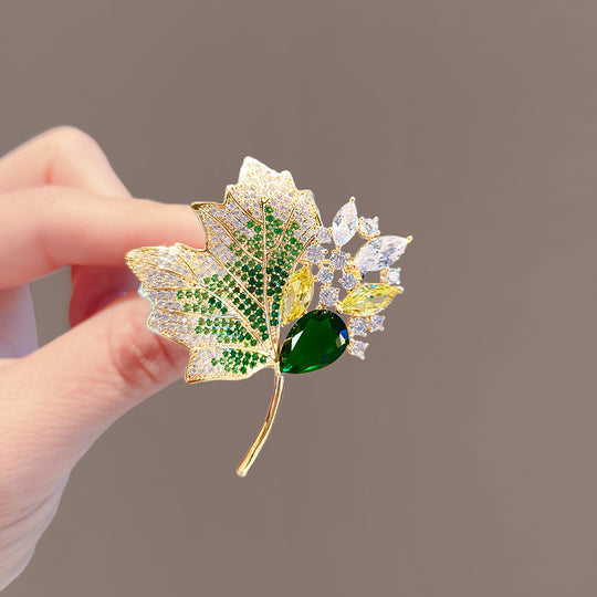 Filigrane Emaillierte Ahornblatt-Brosche mit Zirkonia