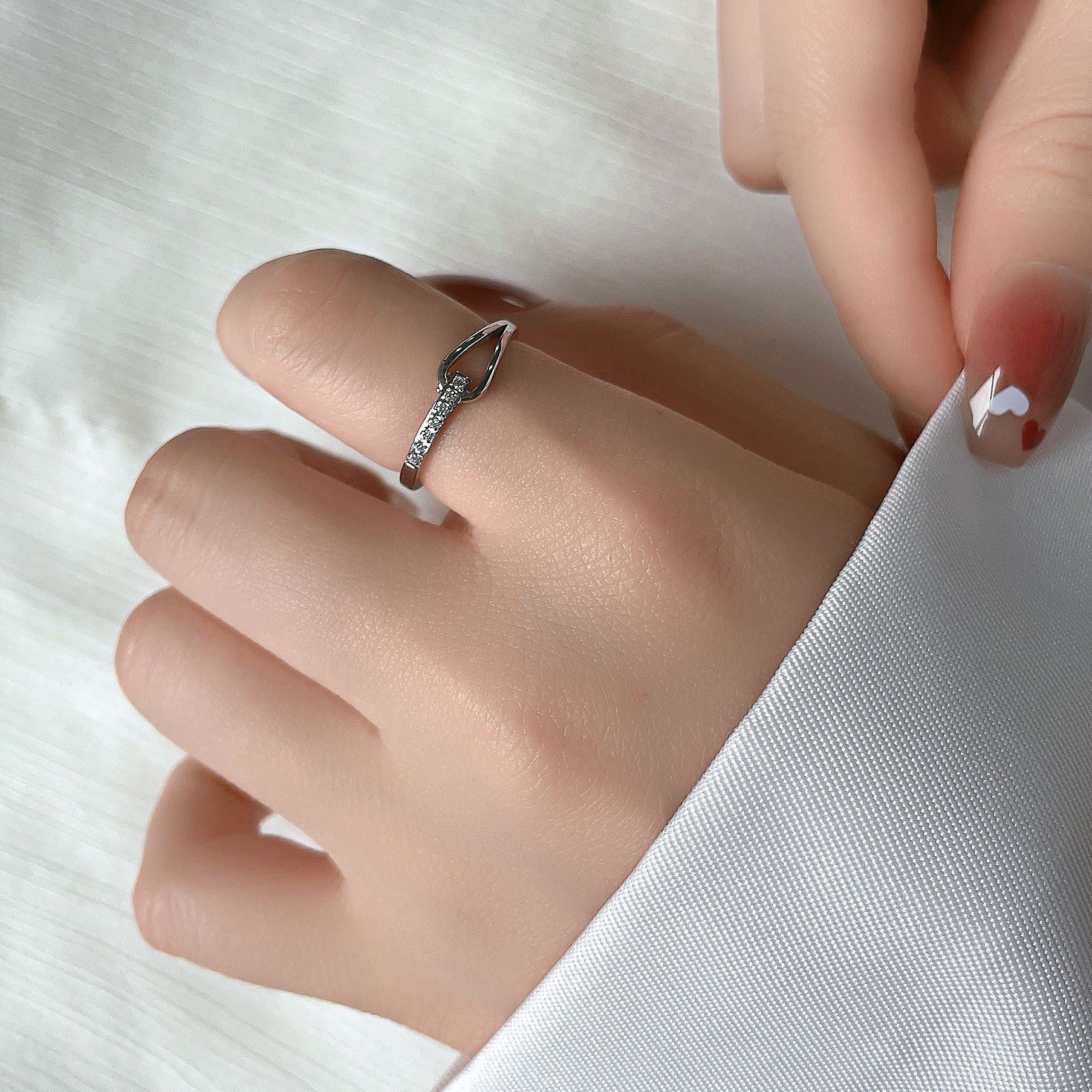 Damen eleganter Ring mit funkelndem Zirkonia und modernem V-Design Shop Nory