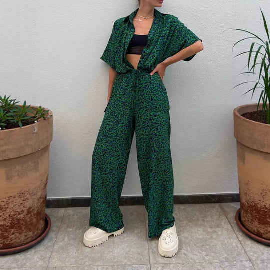 Damen zweiteiliges Safari-Print Loungewear-Set mit kurzärmeliger Hemdbluse und weitem hochgeschnittenen Palazzohose Shop Nory