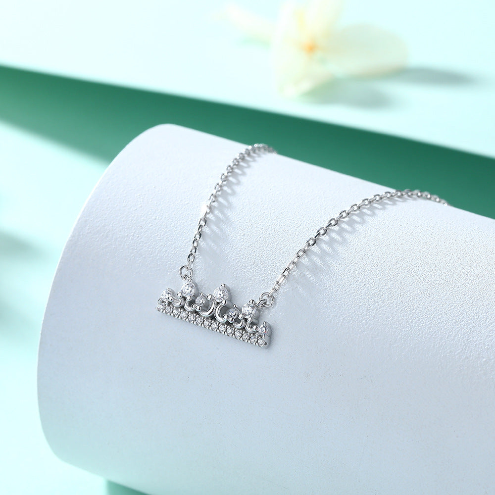 Damen Halskette mit elegantem Kronenanhänger und funkelnden Zirkonia Shop Nory