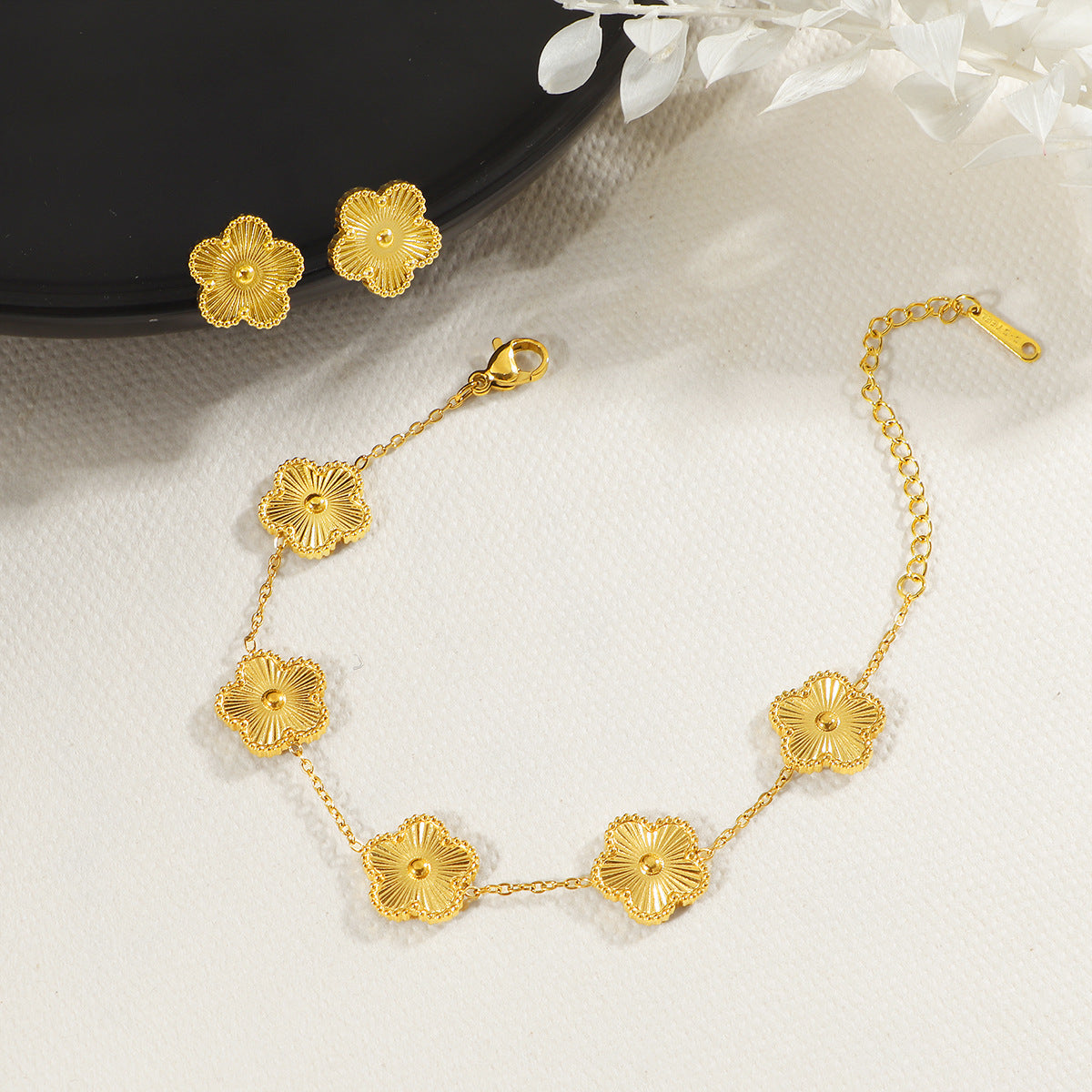 Damen zierliches Blumenarmband mit goldenen Details Shop Nory